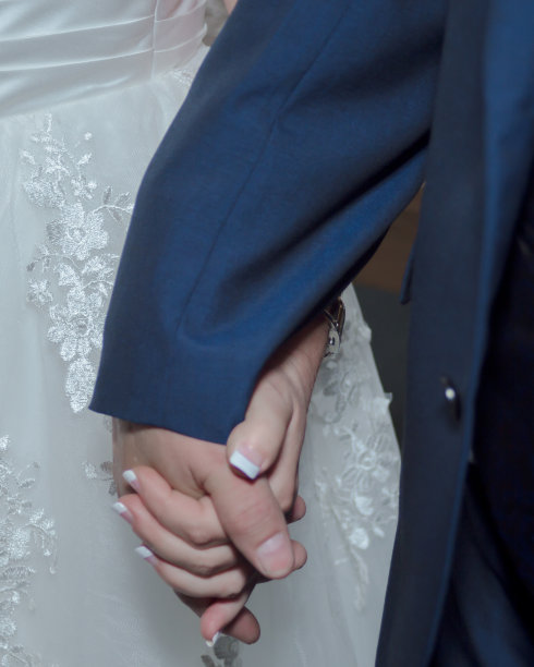 年老的新娘和新郎手牵着手图片下载