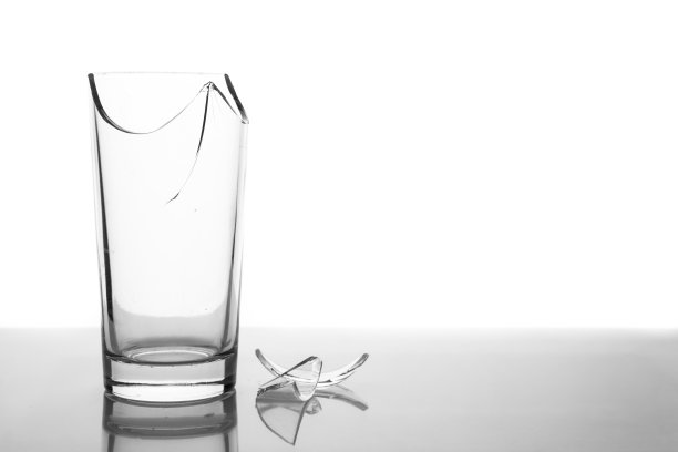 破碎的玻璃图片下载