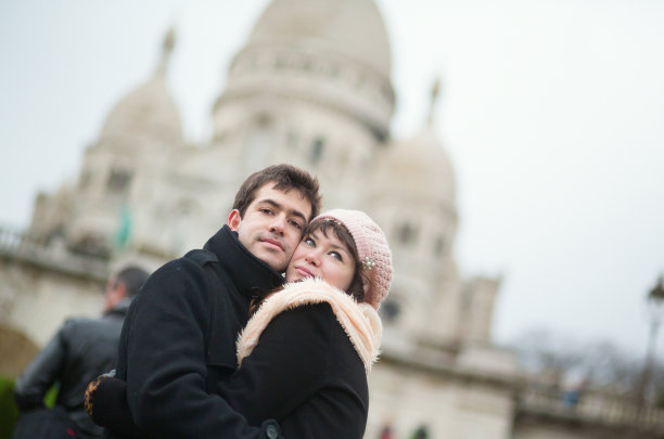 一对情侣在巴黎蒙马特广场拥抱图片下载