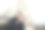 一对情侣在巴黎蒙马特广场拥抱图片下载