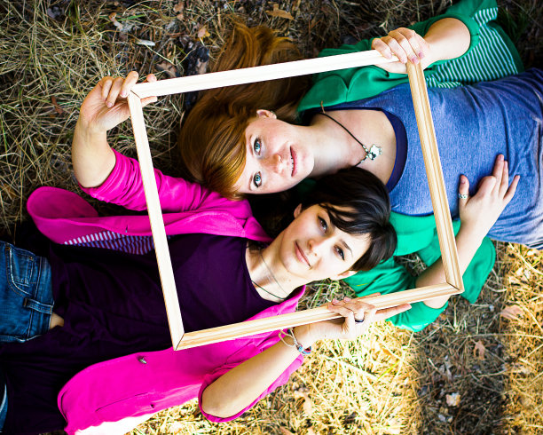 女孩们躺在地上图片下载