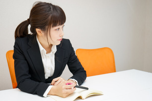 年轻女子在补习班教书图片下载