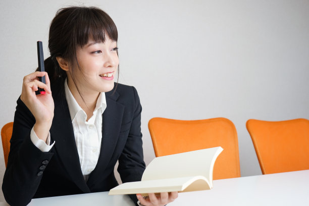 年轻女子在补习班教书图片下载