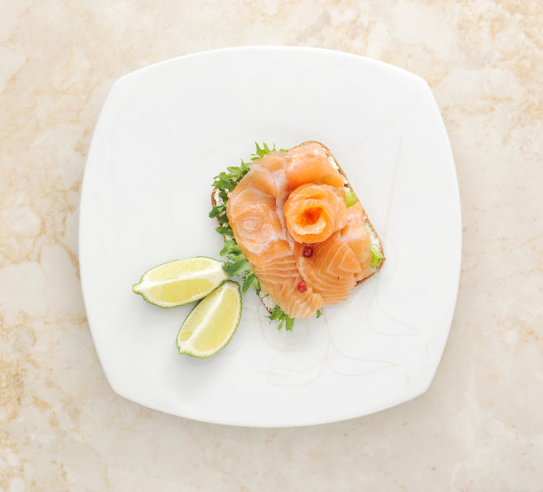 三文鱼三明治配沙拉叶子图片下载