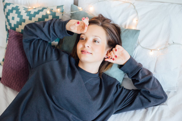 早上舒适的床图片下载