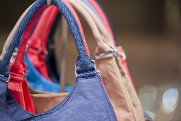 女士手提包在商店展示图片下载