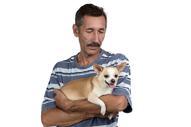 老人看着狗的照片图片下载