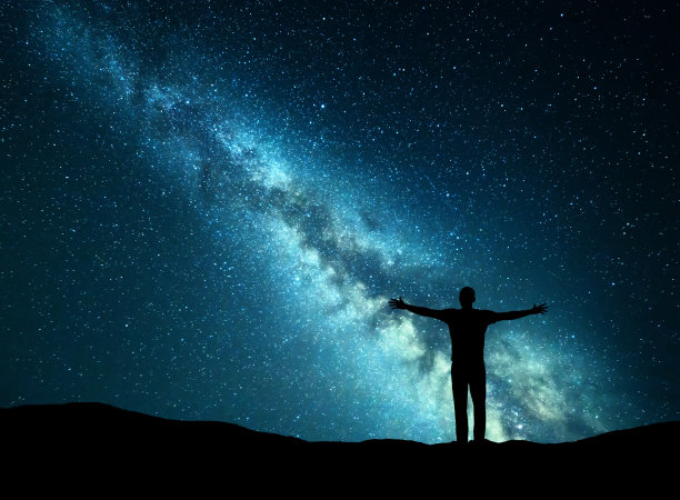 夜景中有银河和一个男人的剪影图片下载