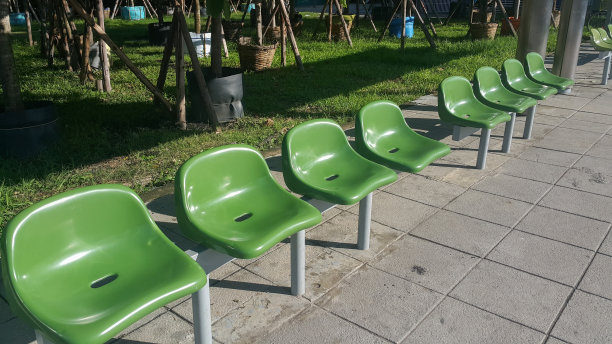 长途汽车站里一排排的长椅图片下载