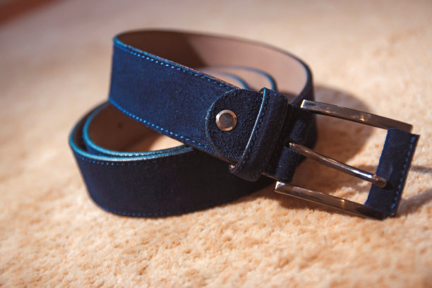 婚礼男子的腰带躺在地板上图片下载