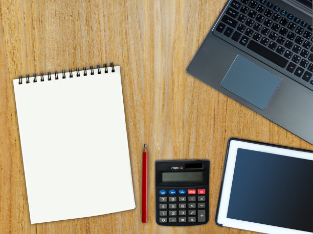 俯视图的办公设备上的木制背景/业务概念图片下载