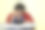 一个一岁的小男孩从碗里舀饭图片下载