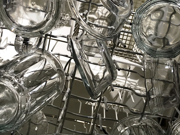 玻璃器皿在洗碗机图片下载