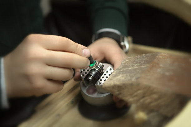 翡翠镶嵌的准备工作图片下载