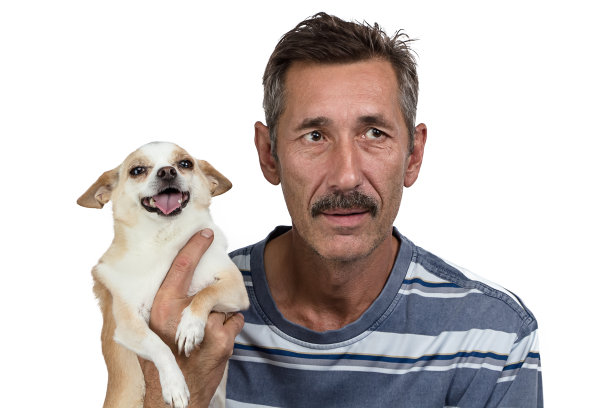 老人抱着狗的照片图片下载