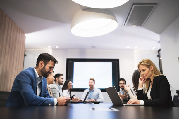 商务会议在现代化的会议室图片下载