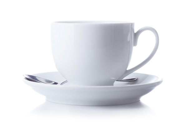 白色背景上放着勺子的茶托图片下载