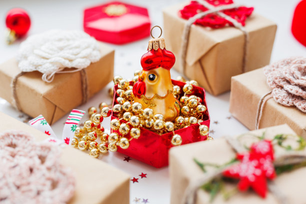 圣诞和新年的背景与礼物和装饰。素材图片