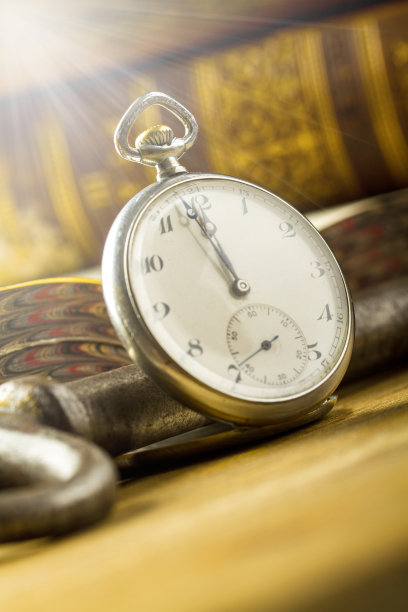 还有两分钟就到午夜了。图片下载