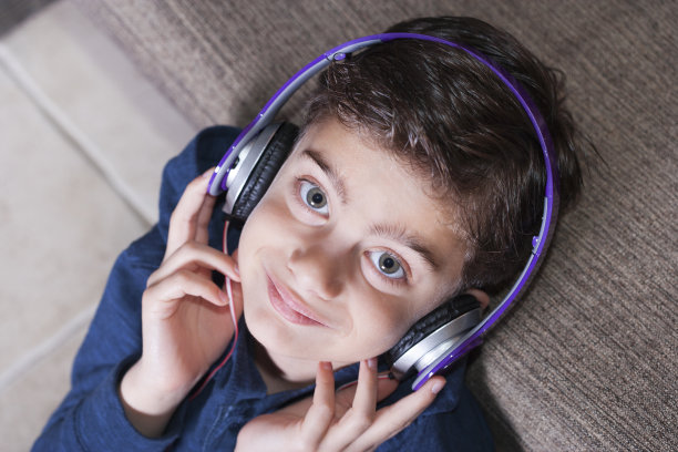 听音乐的男孩图片下载