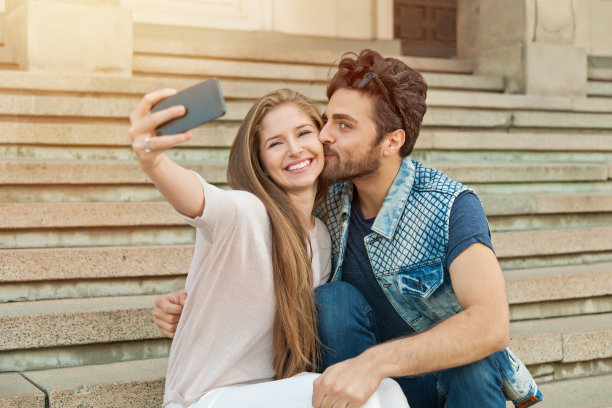 一对年轻夫妇在自拍图片下载