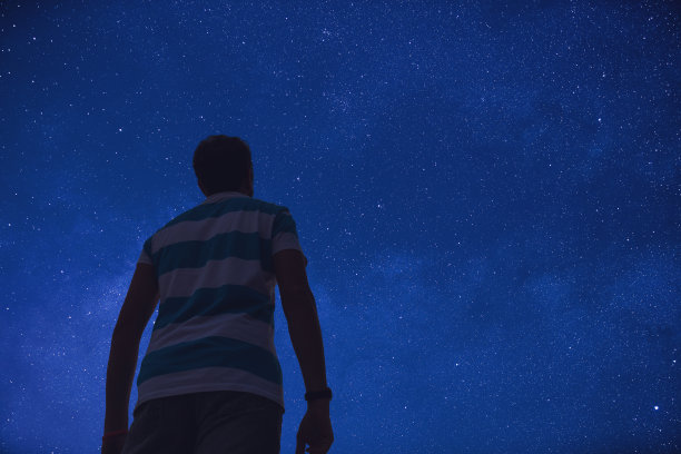 看星星的人。图片下载
