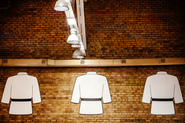 白色和服挂在墙上图片下载