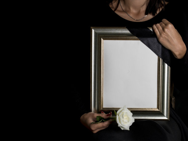 女人拿着带花的空白丧服架图片下载