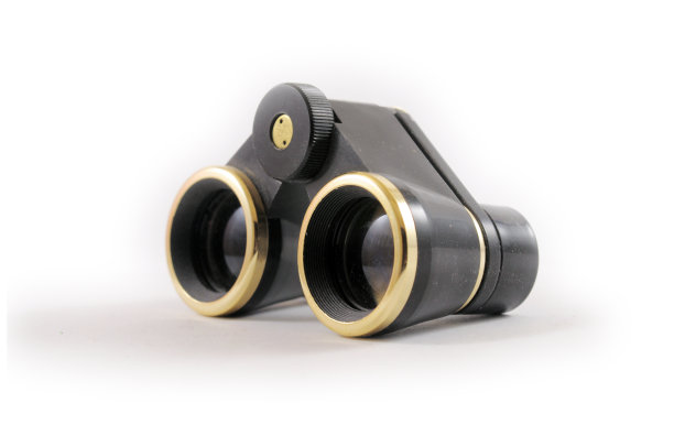 双筒望远镜复古风格，孤立在白色背景图片下载