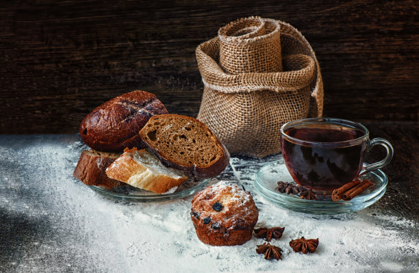 新鲜热面包做早餐茶图片下载