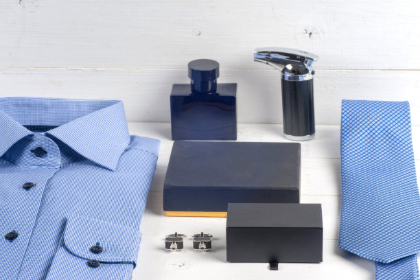 条纹折叠衬衫与一条领带孤立在白色背景图片下载