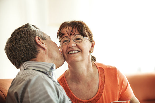 夫妇在客厅图片下载