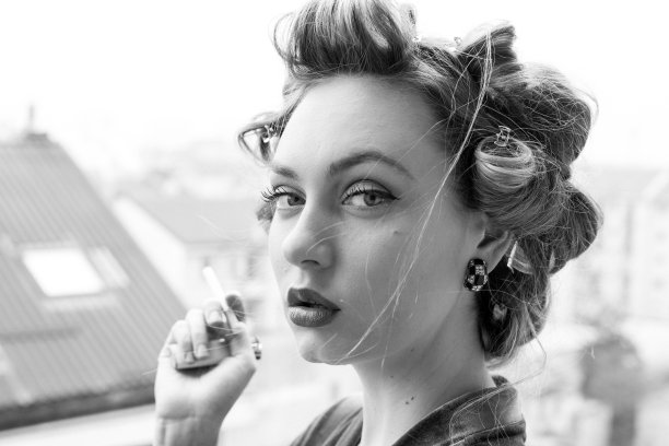 漂亮的女孩抽着烟图片下载