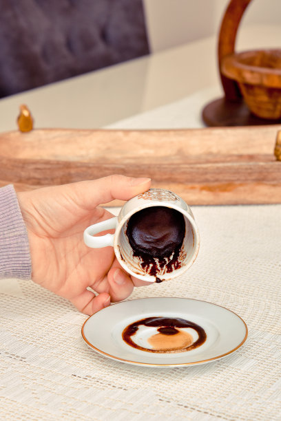 喝土耳其咖啡的算命先生图片下载