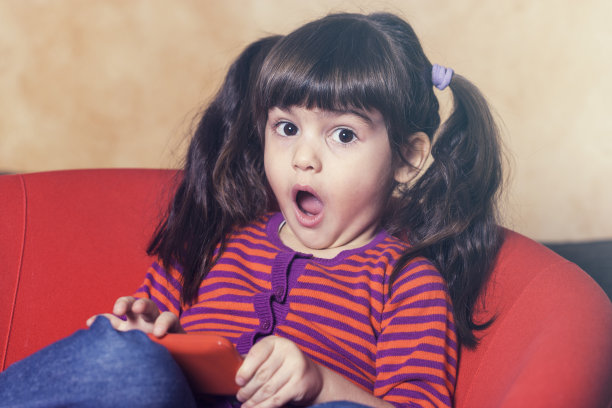 小女孩在使用智能手机时的反应图片下载