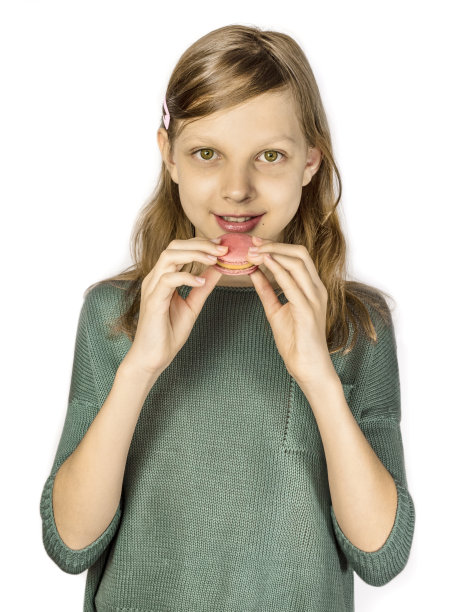 白底上拿着马卡龙的小女孩图片下载