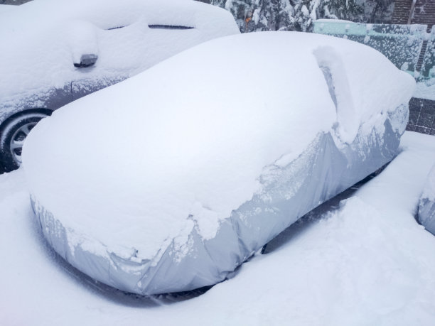 被雪覆盖的汽车图片下载