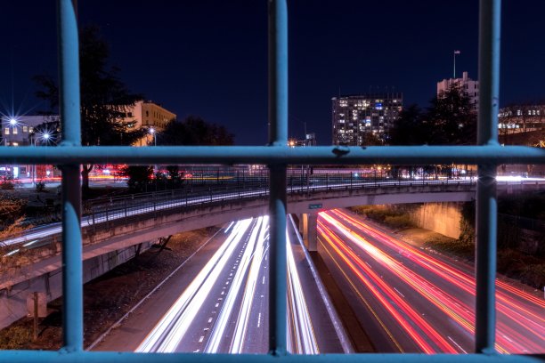 天桥夜，铁窗后图片下载