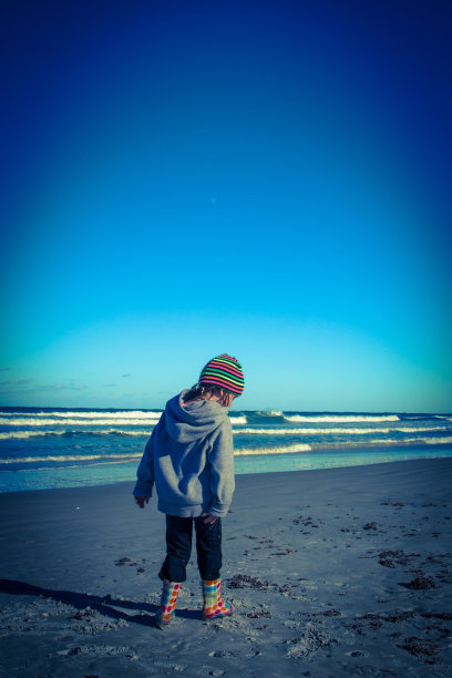 沙滩上的少女图片下载