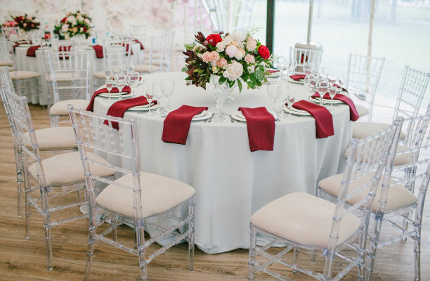 婚礼桌上装饰着鲜花图片下载