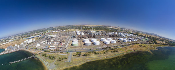 一个炼油厂的航拍照片图片下载