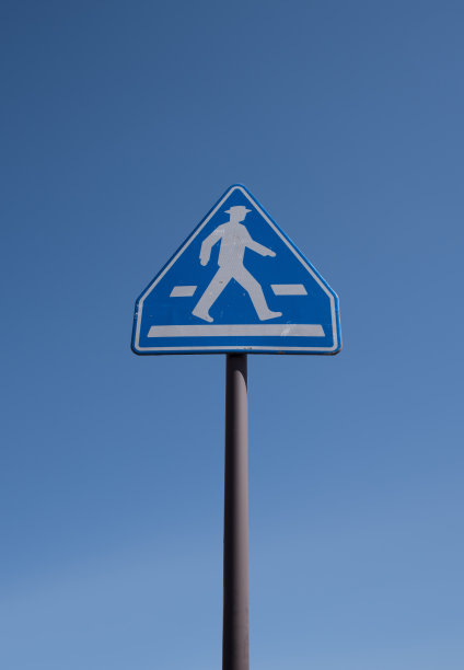 马路标志人行横道，映衬着蓝天图片下载