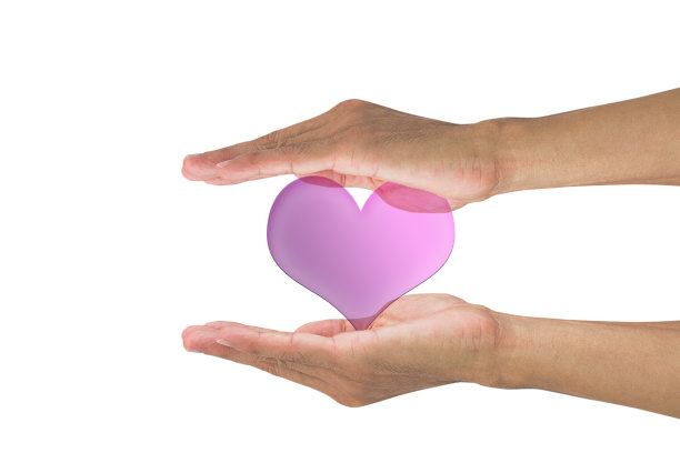 白色背景上，男子双手捧着粉色的心图片下载