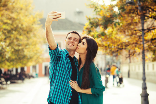 一对年轻夫妇在大街上自拍图片下载