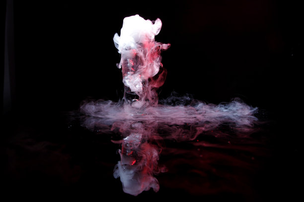 用干冰的效果在玻璃杯中饮用图片下载