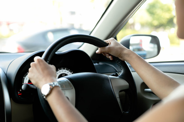 女人的手放在方向盘上图片下载