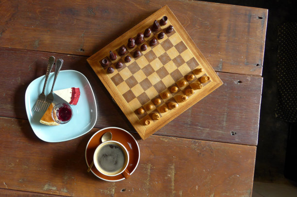 咖啡在城市的桌子上图片下载