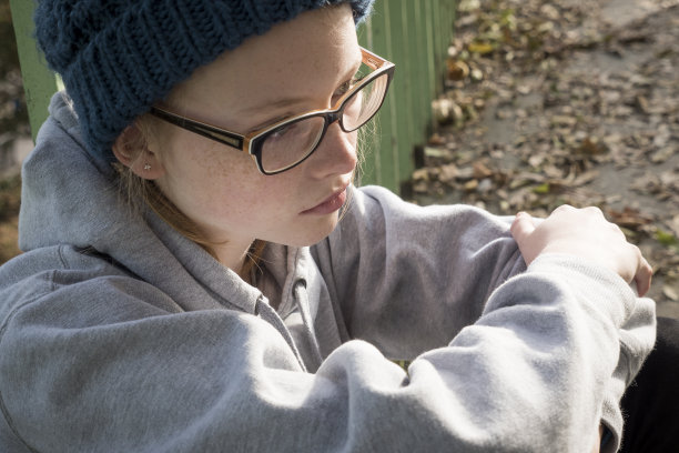 体贴，内向，悲伤的少女，接近。高角度。图片下载