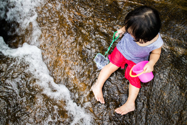 中国女孩在小溪里玩耍图片下载