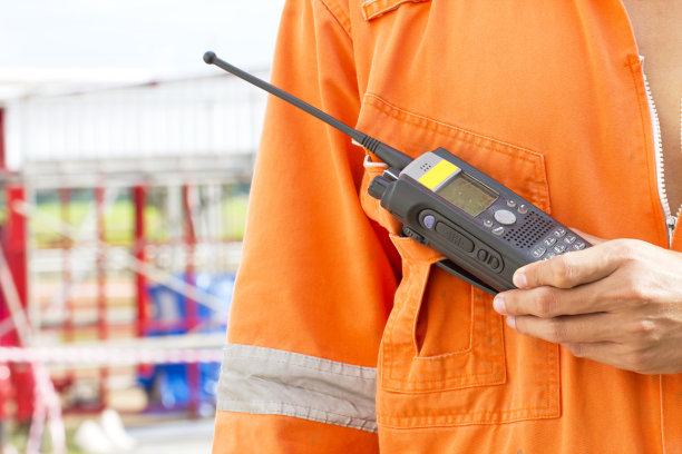 户外用对讲机的人图片下载